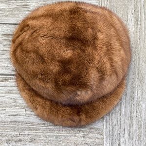 Unisex mink cap with adjustable size.
